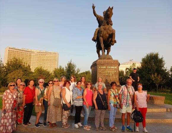 Foto del grupo de viaje frente a una estatua